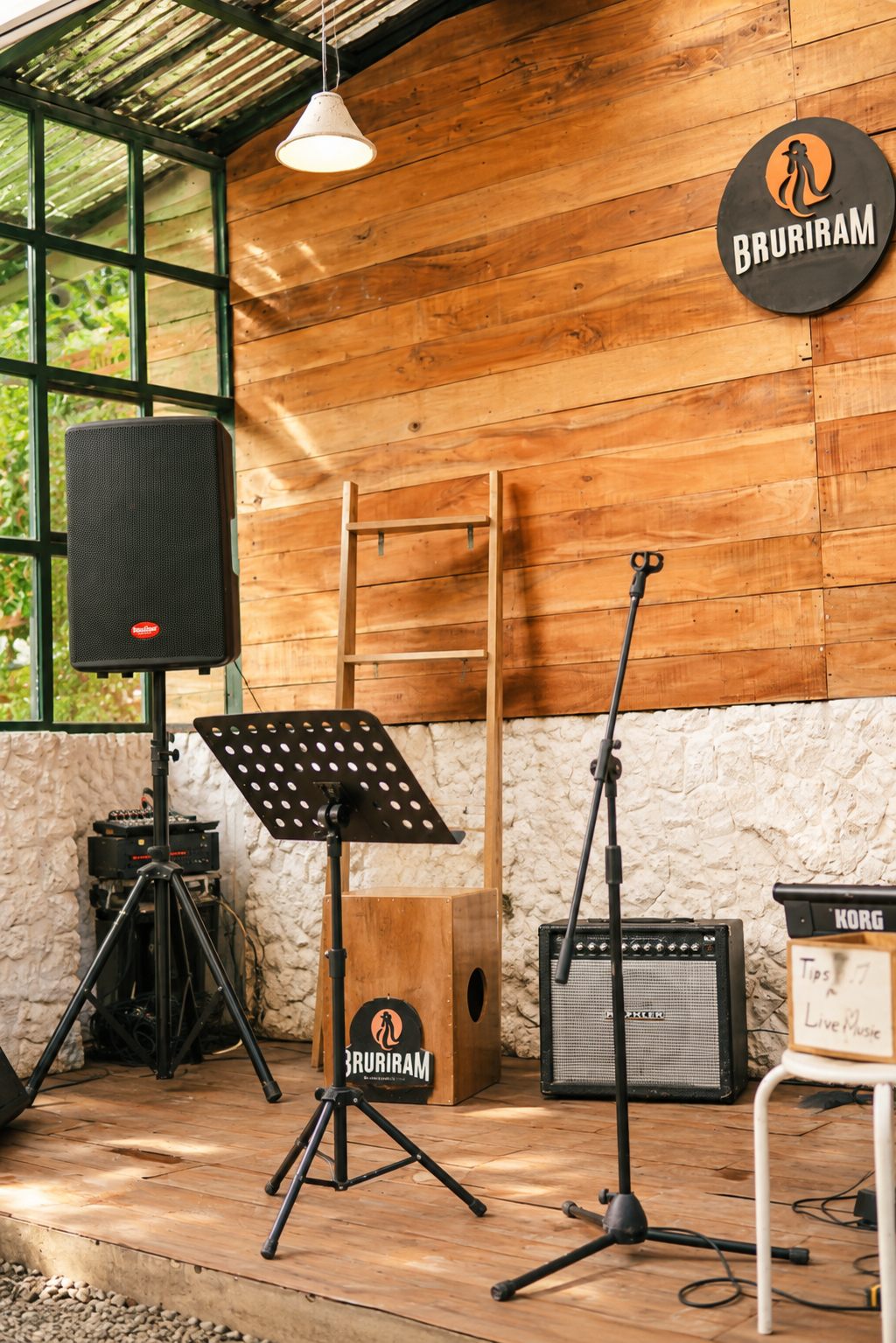 Ruang Musik & Panggung Akustik